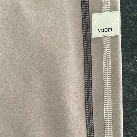 NWT Vuori Daily Sport Leggings in Graphite - Picture 3 of 9